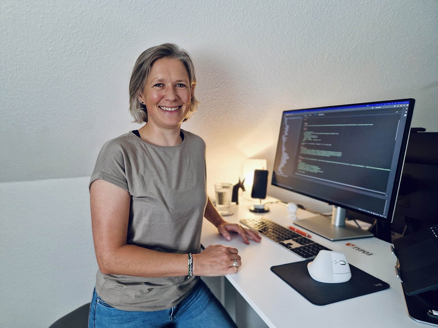 Nicole Kalinowski Nicole Kalinowski am Schreibtisch während des Entwickelns eines TYPO3 Projektes